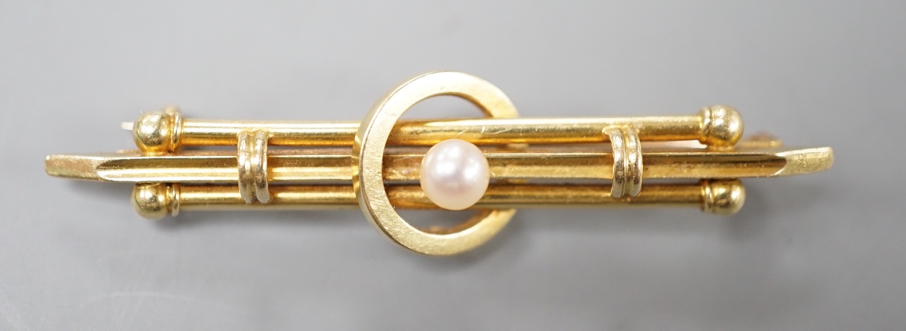 An early 20th century 15ct and cultured pearl set bar brooch, 46mm, gross weight 3.3 grams